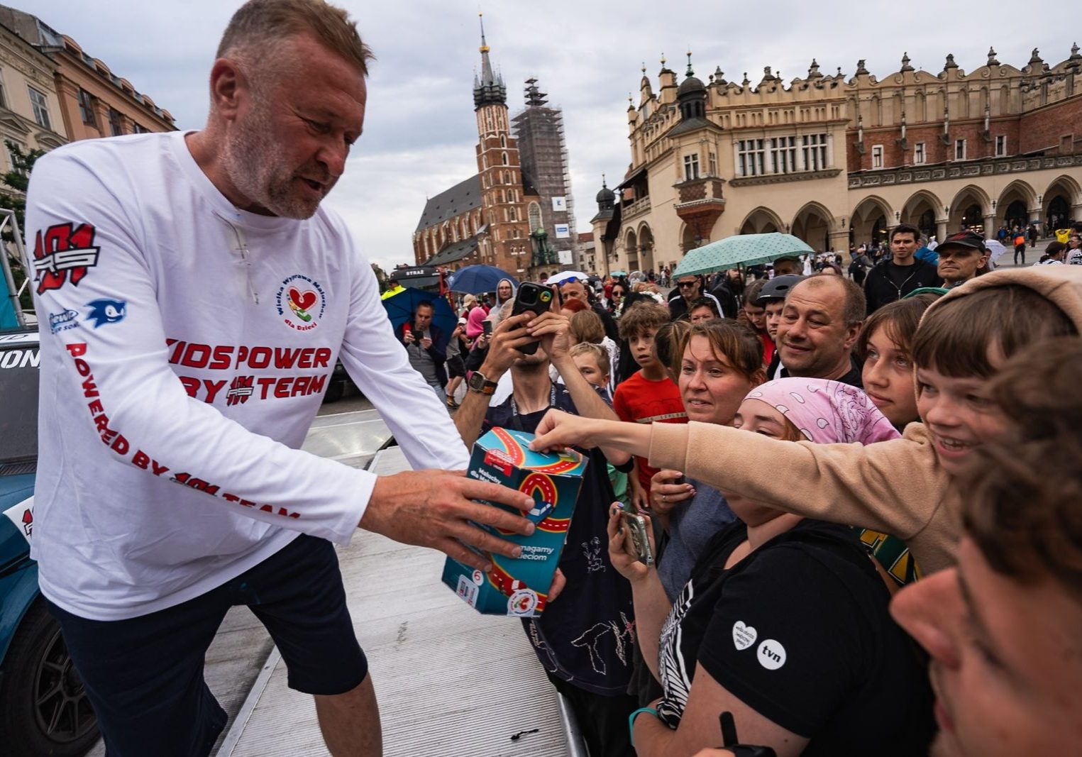 Jak pomóc wrzuć do skarbonki
